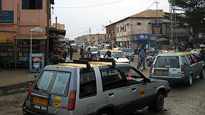 Taxis togolais en embouteillage.